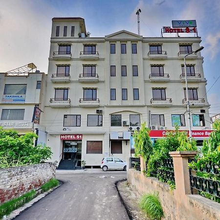 Vivo Hotels Джаландхар Екстериор снимка