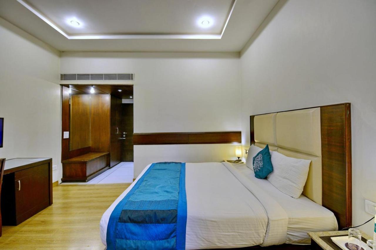 Vivo Hotels Джаландхар Екстериор снимка